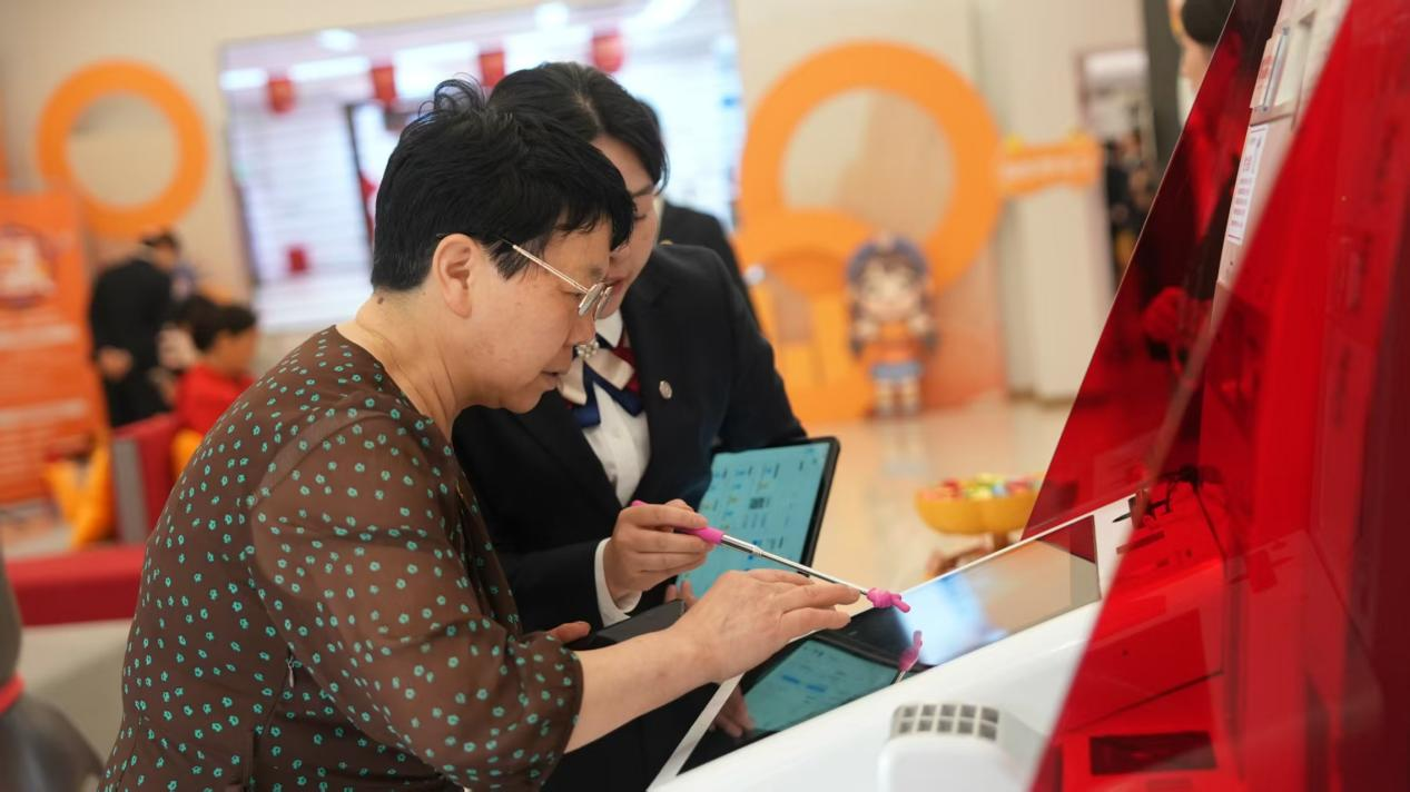 圖為工行工作人員向銀發客群講解防詐騙、反非法集資、安全用卡等知識。