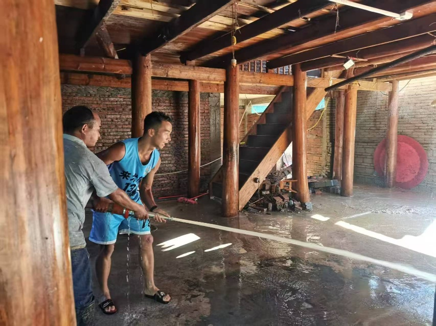 平永橋幫助群眾清淤。