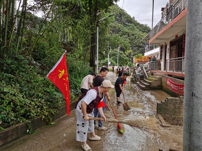 青年突擊隊在抗洪搶險一線。