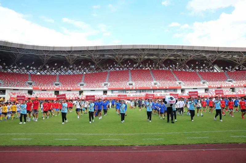 “百隊千場”足球青訓夏季“連”賽在貴州啟動。