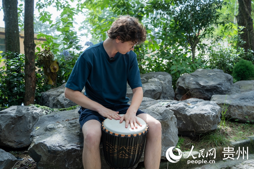 歐洲音樂人翁貢村里即興表演。人民網 陽茜攝