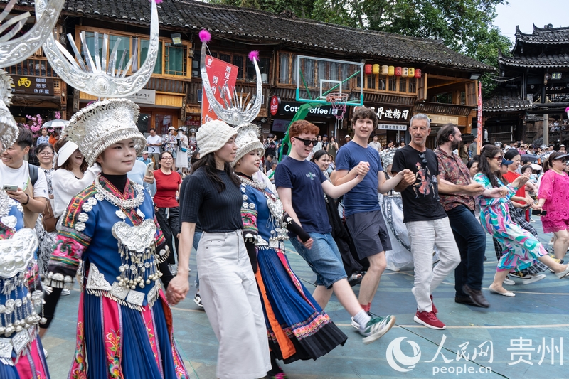 歐洲音樂人體驗苗族歌舞。人民網 陽茜攝.jpg