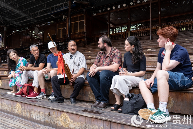 楊正平與歐洲音樂人交流蘆笙吹奏技巧。人民網 陽茜攝.jpg