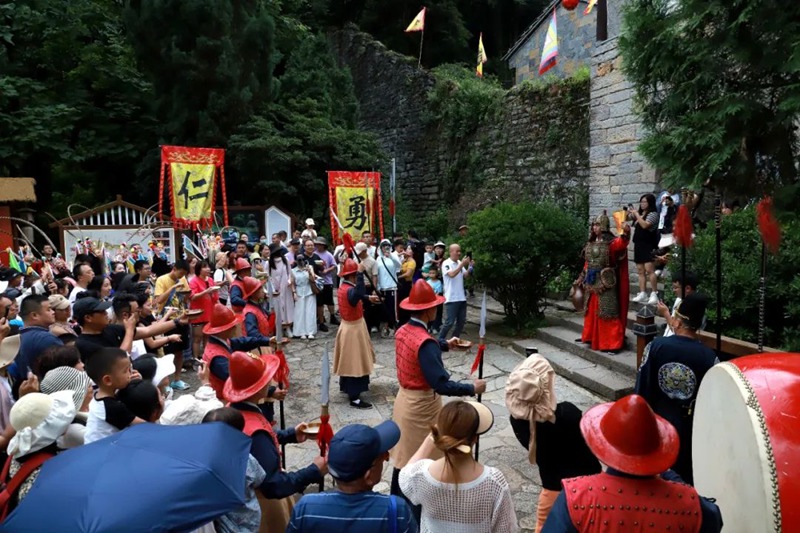 圖為安順原創《跟著九哥逛屯堡》沉浸式劇目演出現場。