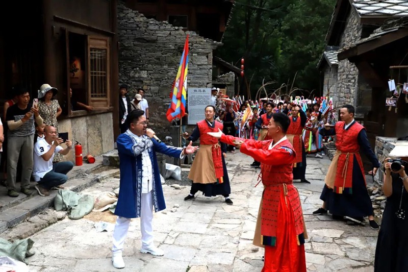 圖為安順原創《跟著九哥逛屯堡》沉浸式劇目演出現場。