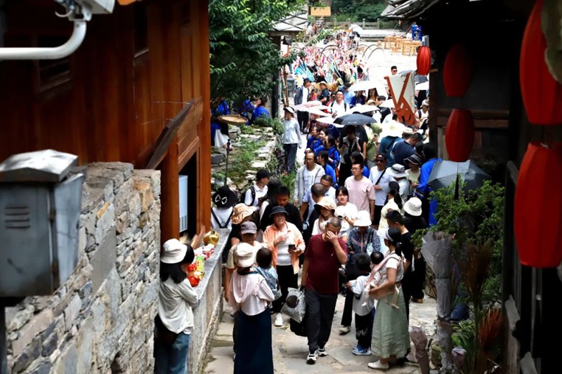 圖為安順原創《跟著九哥逛屯堡》沉浸式劇目演出現場。