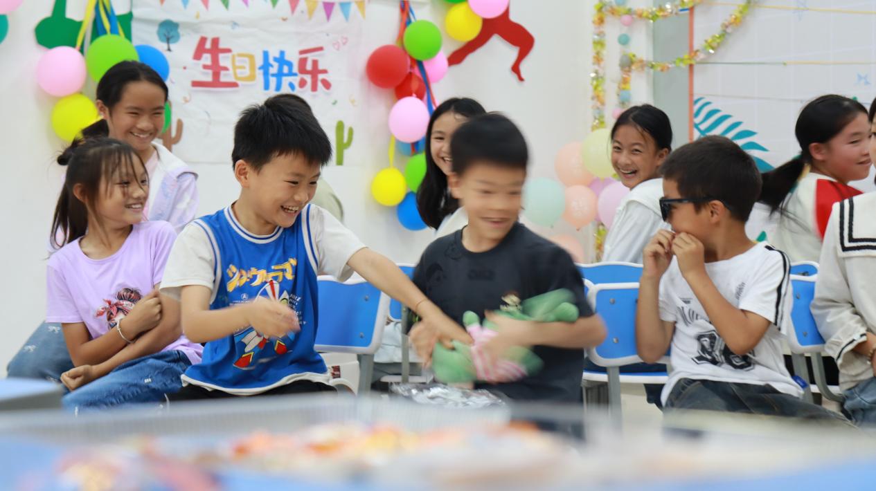 擊鼓傳花環節。