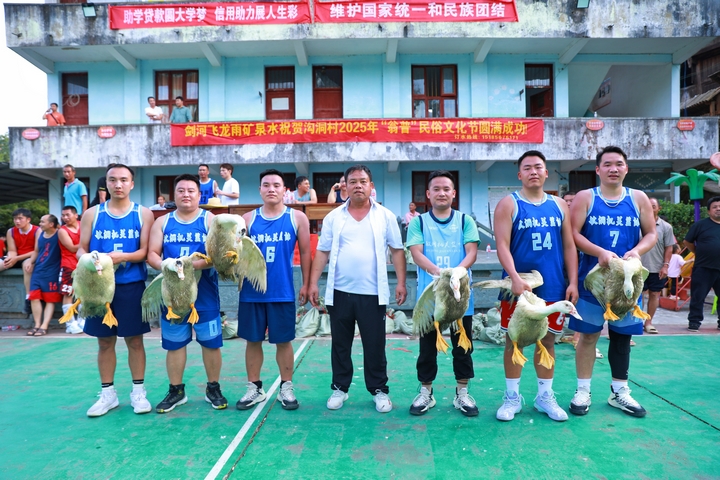 代表隊領取特色獎品。楊菊梅 攝