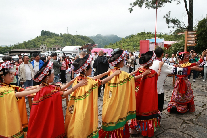 相約火紅未來！六盤水市水城區7月18日開啟2025年“火把季”盛宴。