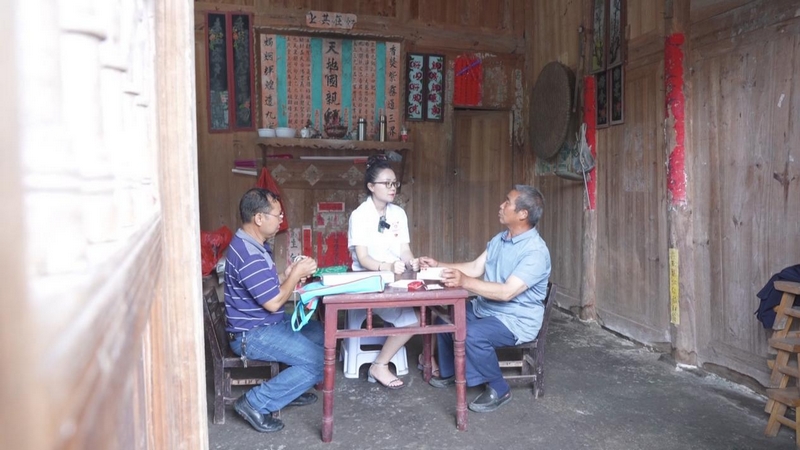 農村訂單定向醫學生吳婷入戶隨訪高血壓患者。