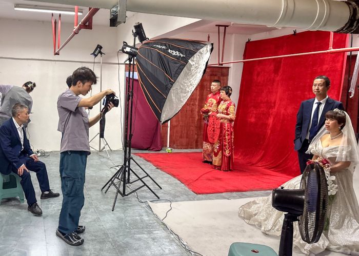 攝影師為老人們拍攝婚紗照.jpg