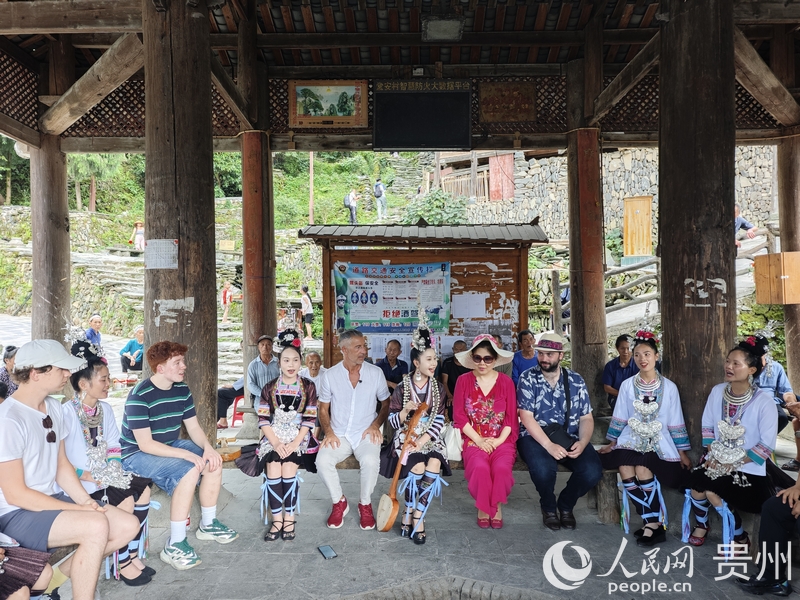 歐洲音樂家在堂安侗寨與當地音樂人交流。人民網 龍章榆攝