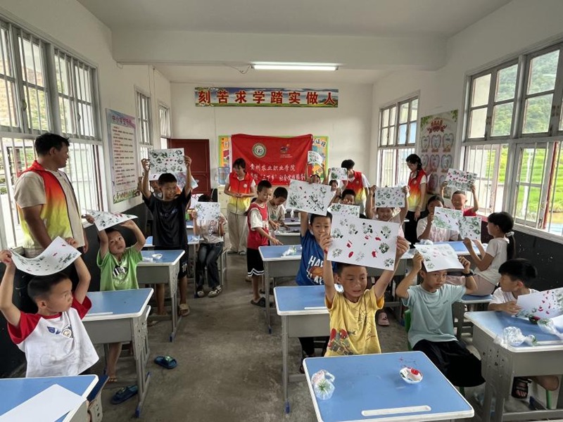 圖為孩子們展示趣味繪畫作品。