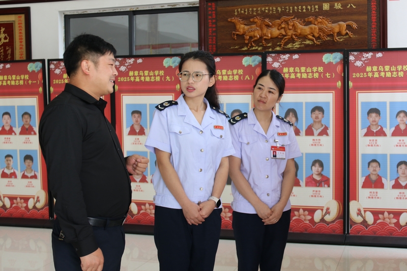 稅務員在赫章縣烏蒙山學校走訪調研。