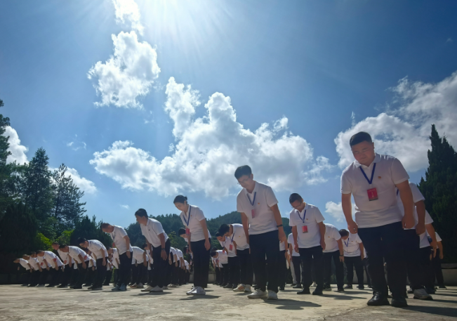 全體學員向紅軍烈士鞠躬致哀。