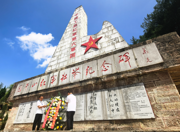 學員代表向困牛山紅軍烈士敬獻花籃。