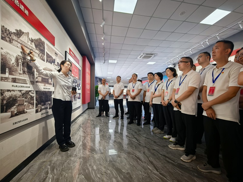 講解員介紹紅軍在石阡的戰斗故事。