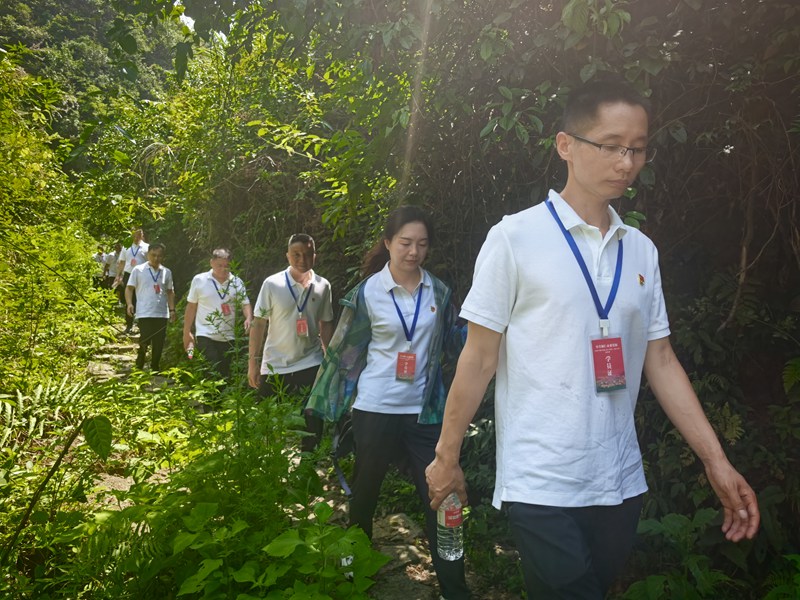 學員重走“紅軍路”。
