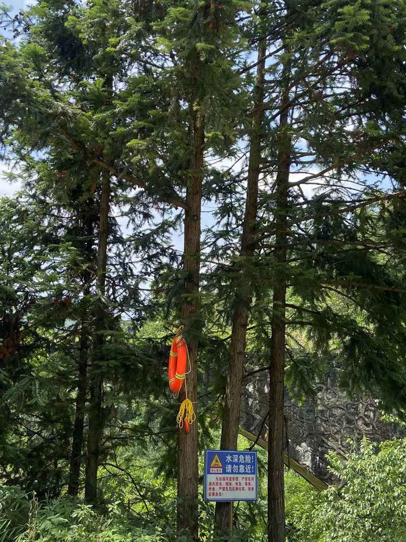 放置警示牌和救援物資。