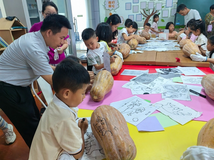 暑期公益課堂瓜燈雕刻課。陳熙 攝.jpg