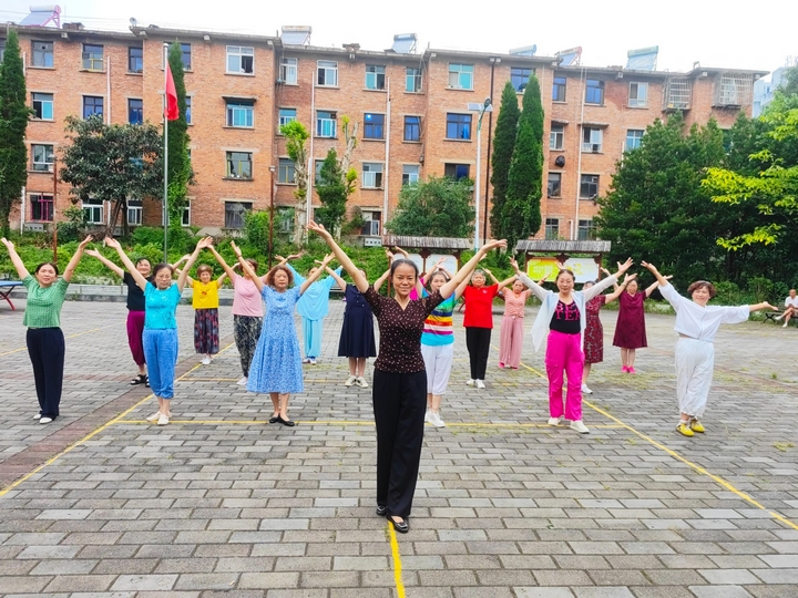 暑期公益課堂老年廣場舞班。陳熙 攝.jpg