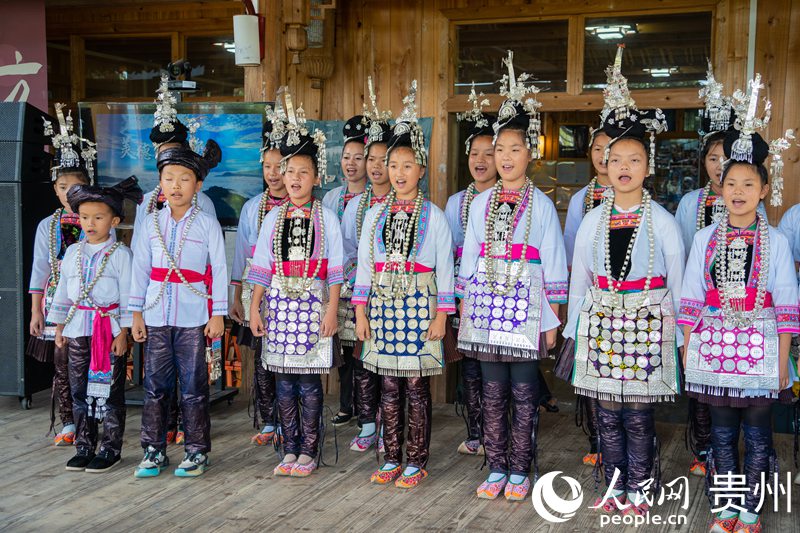 “貴州云上侗寨小歌隊”唱響侗歌旋律。人民網 陽茜攝