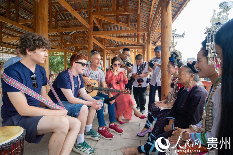 歐洲音樂人與侗族大歌傳承人潘薩銀花交流。人民網 陽茜攝