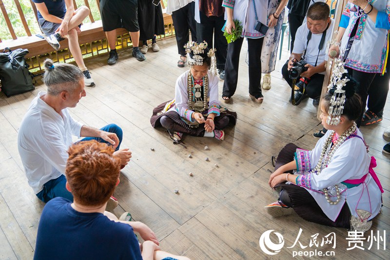 歐洲音樂人與“貴州云上侗寨小歌隊”的孩子們互動。人民網 陽茜攝