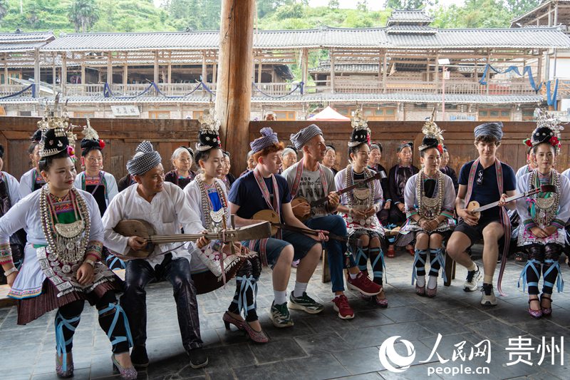 歐洲音樂人在小黃侗寨跟唱侗歌。人民網 陽茜攝