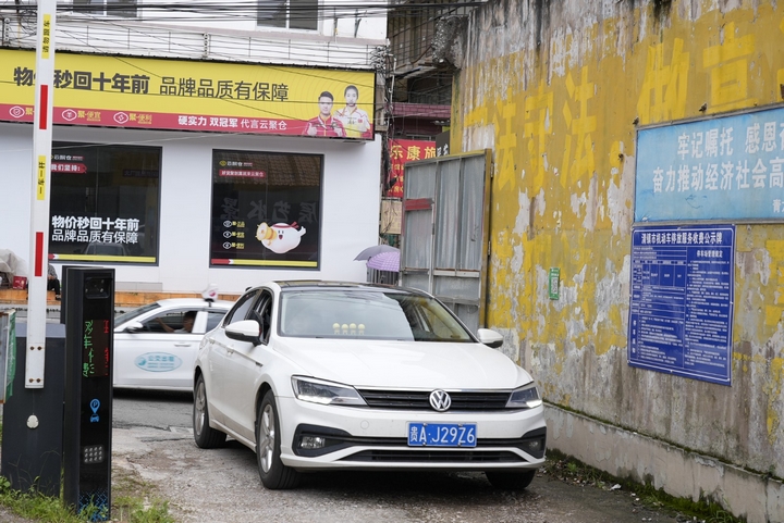 車輛進入新華路老防疫站臨時停車場。李錦明 攝.jpg