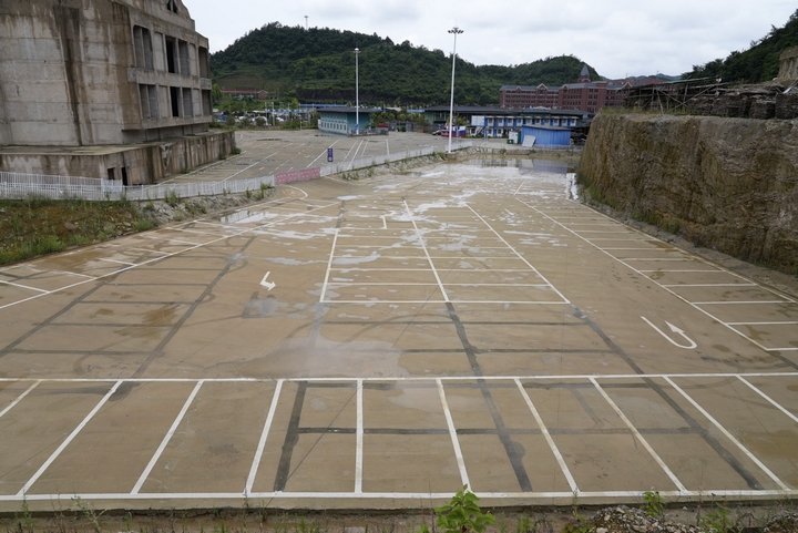 恐龍小鎮新增的停車位。李錦明 攝.jpg