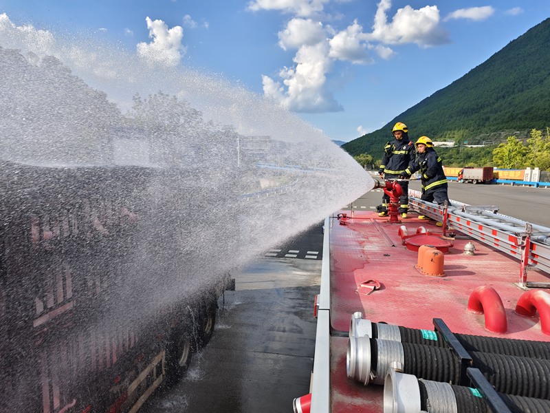 緊急噴淋降溫。