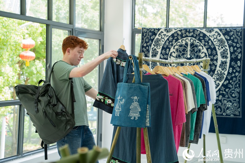 歐洲音樂人在“藍白小寨”挑選非遺文創。人民網 陽茜攝 