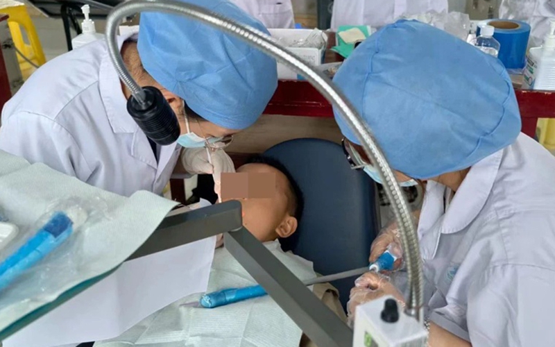 為孩子進行窩溝封閉。