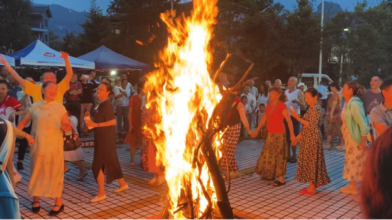 篝火晚會。