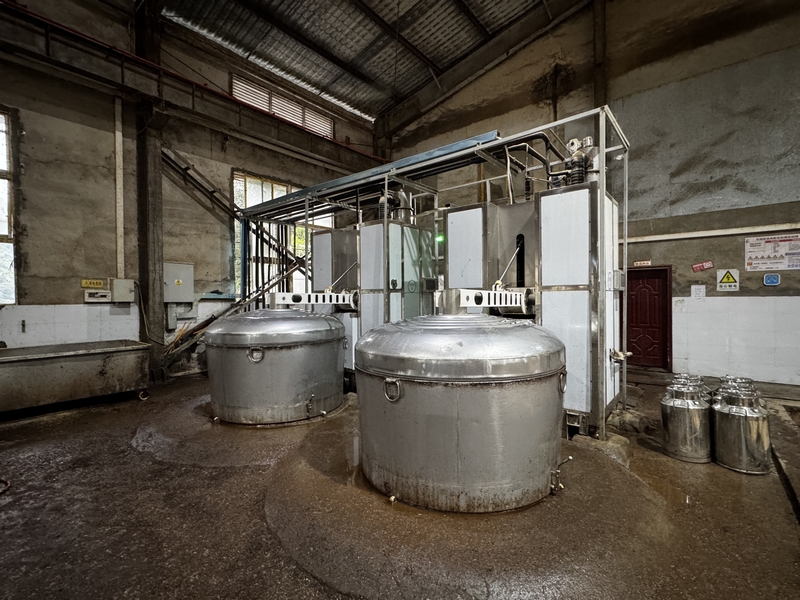 熱泵設備鏈接的取酒甑正在烤酒。