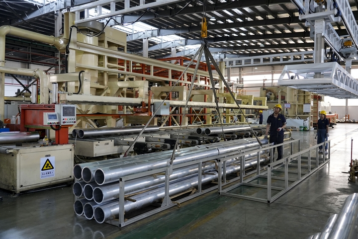 貴陽龍墅輕合金科技有限公司生產車間內工人正在作業。陸勁松 攝.JPG