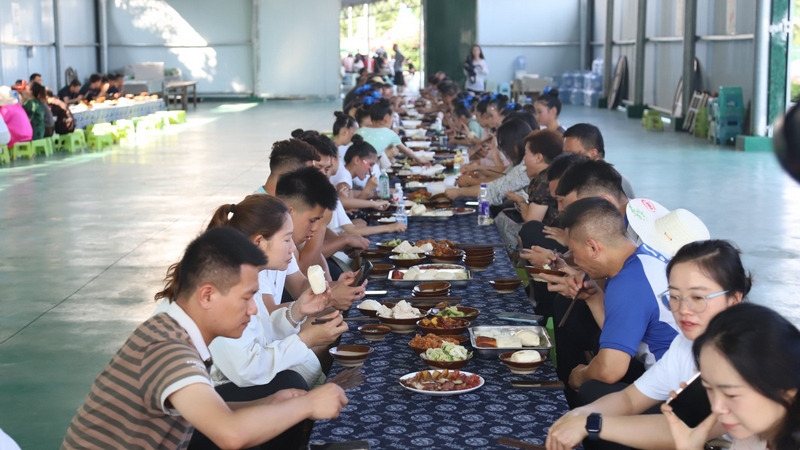 長桌宴。文俊入攝