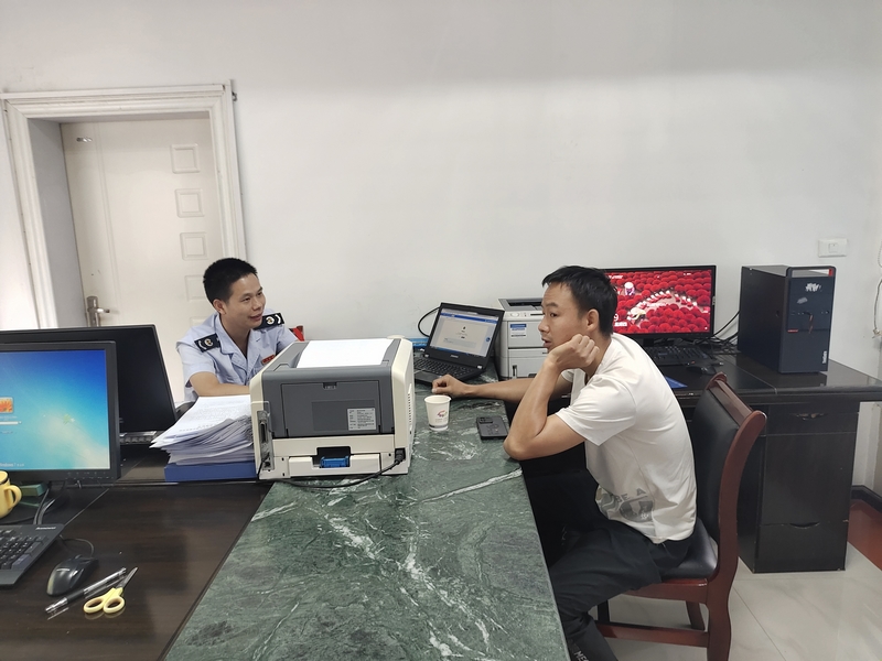 岑鞏縣稅務局稅干向企業講解規范票據管理和規范經營事宜。