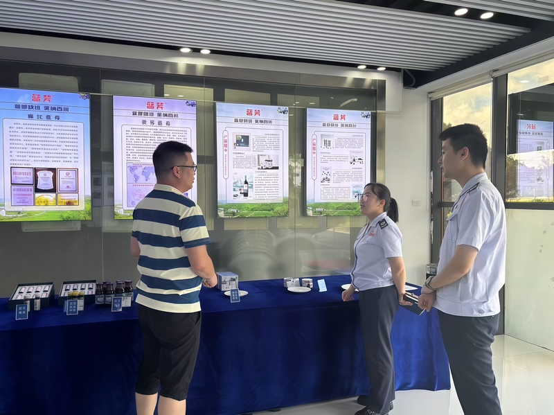 “藍莓稅管家”團隊到貴州藍瑞農業科技有限公司開展輔導。文茂菊攝