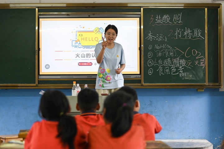 貴州松桃：暑期志愿服務為鄉村孩子編織“七彩假期”。