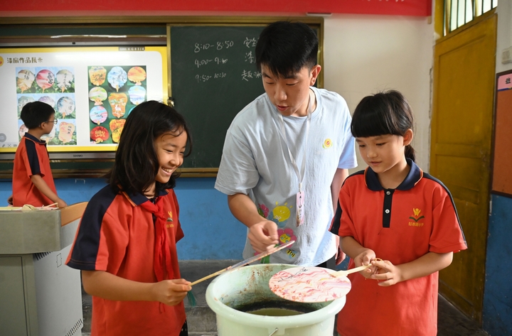 貴州松桃：暑期志愿服務為鄉村孩子編織“七彩假期”。