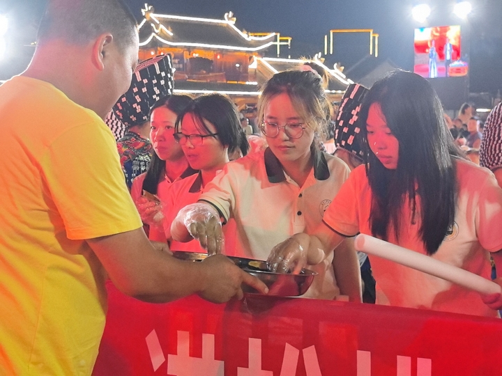 貴州松桃：“農耘逐夢”小分隊與苗鄉共赴振興之約。