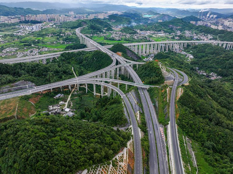 貴州省畢節市金沙縣境內，筑蓉高速公路與杭瑞高速公路穿越田園，壯美如畫，助推帶動沿線鄉村振興。