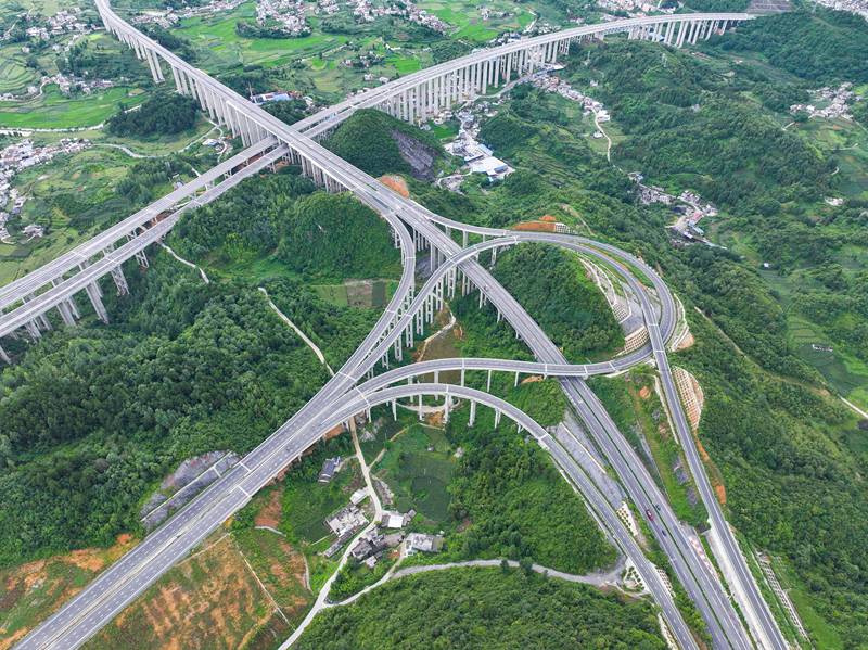 貴州省畢節市金沙縣境內，筑蓉高速公路與杭瑞高速公路穿越田園，壯美如畫，助推帶動沿線鄉村振興。