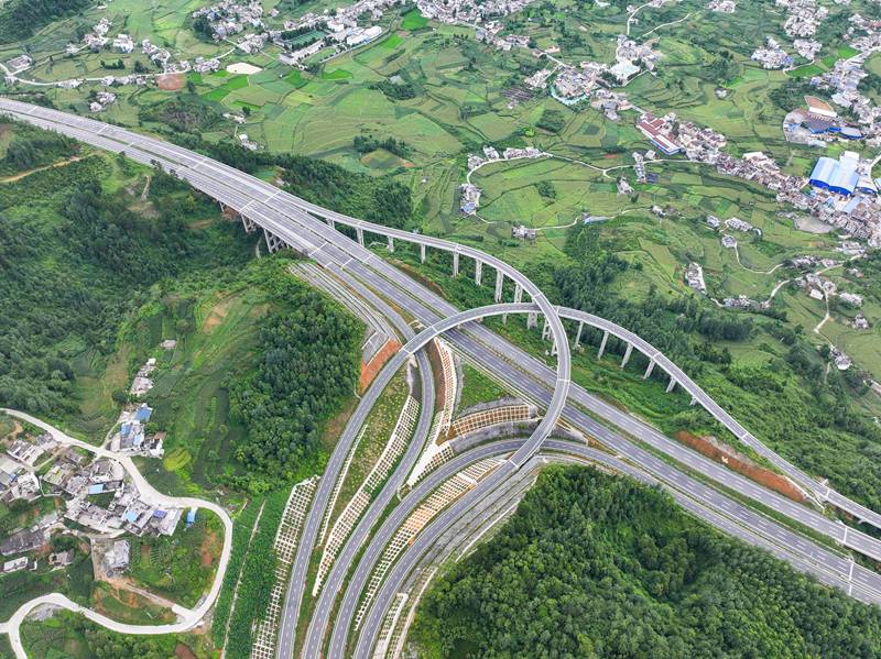 貴州省畢節市金沙縣境內，筑蓉高速公路與杭瑞高速公路穿越田園，壯美如畫，助推帶動沿線鄉村振興。