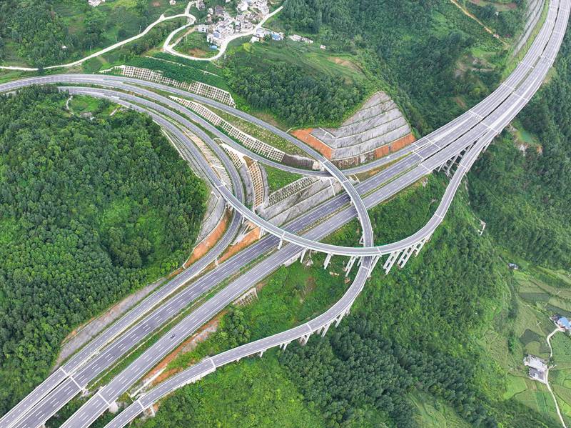 貴州省畢節市金沙縣境內，筑蓉高速公路與杭瑞高速公路穿越田園，壯美如畫，助推帶動沿線鄉村振興。