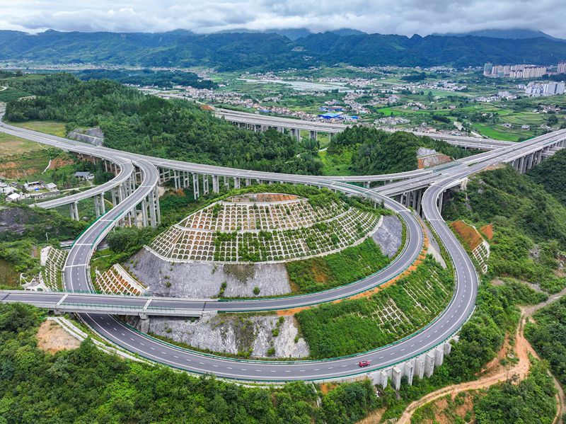 貴州省畢節市金沙縣境內，筑蓉高速公路與杭瑞高速公路穿越田園，壯美如畫，助推帶動沿線鄉村振興。