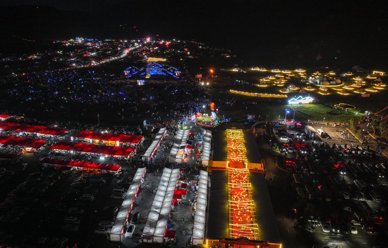 赫章縣彝族火把節現場。