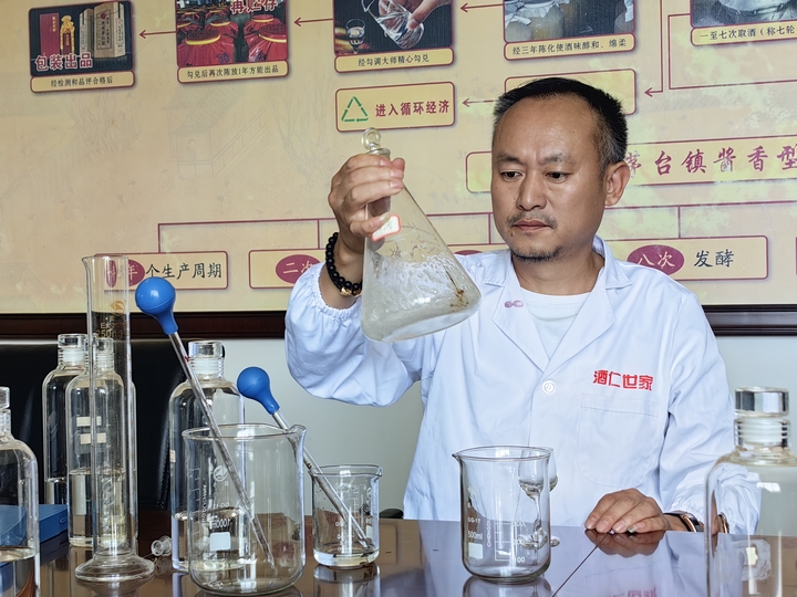 貴州國恒酒業酒師正在勾調醬酒。.jpg
